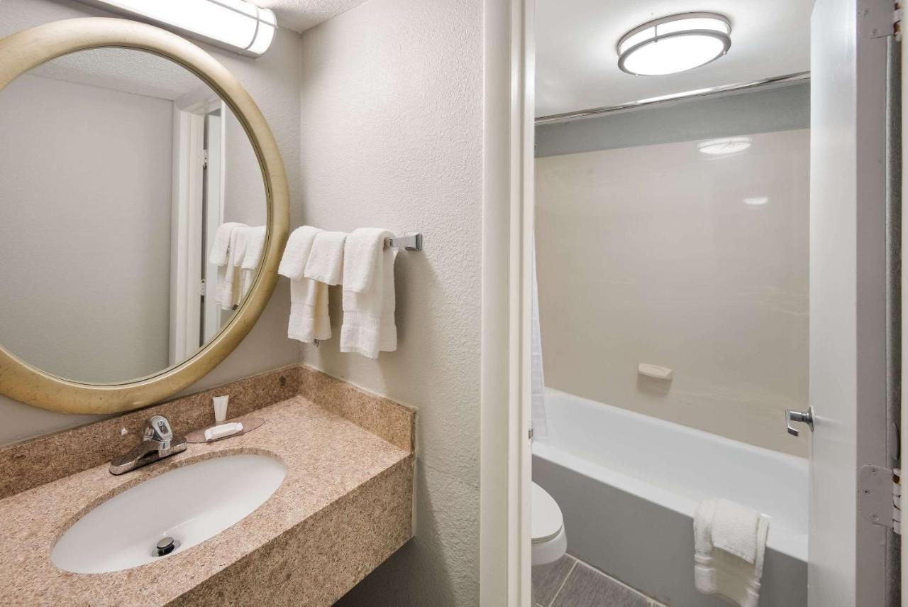 Clarion Pointe Indianapolis Northeast Hotell Castleton Exteriör bild