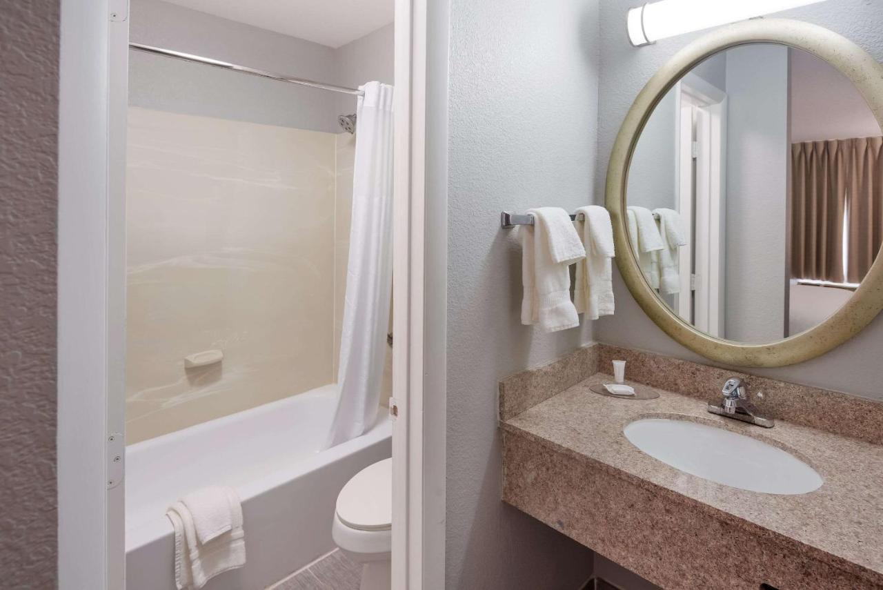 Clarion Pointe Indianapolis Northeast Hotell Castleton Exteriör bild